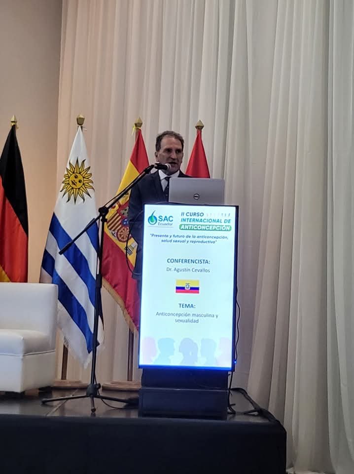 Dr. Guillermo Agustín Cevallos dictando una conferencia sobre anticoncepción