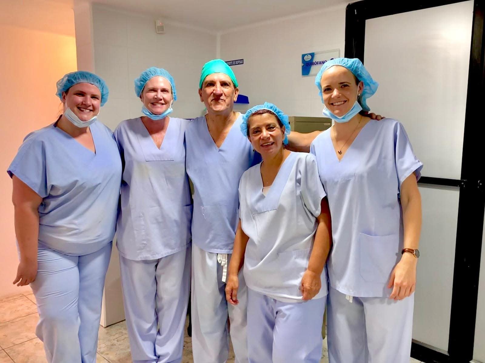 Dr. Guillermo Agustín Cevallos junto a su equipo médico